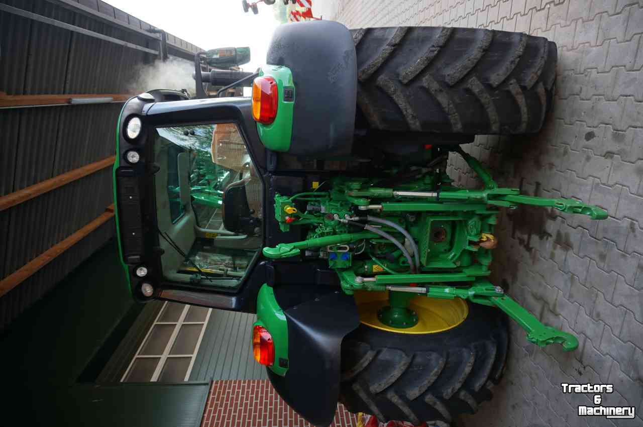 Schlepper / Traktoren John Deere 6100M PQ met lader