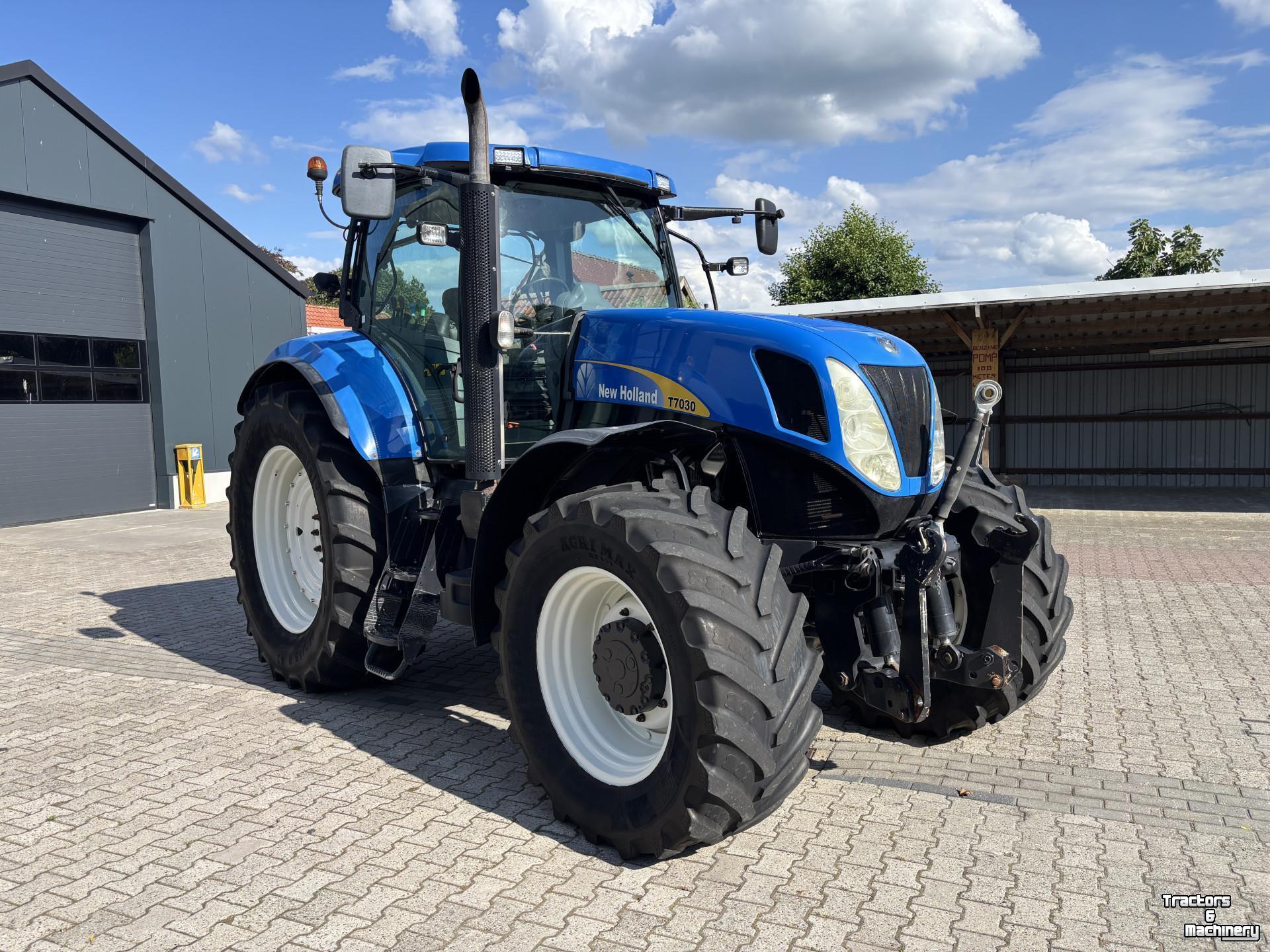 Schlepper / Traktor New Holland T7030 PowerCommand. Fronthef, Vooras vering, 40km.