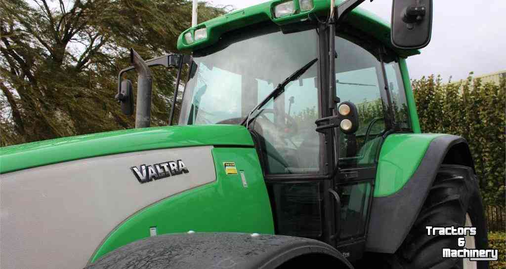 Schlepper / Traktoren Valtra T130 Hitech