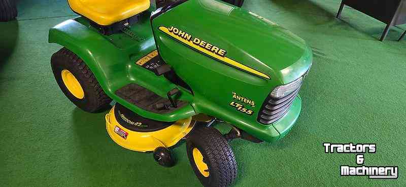 Aufsitzrasenmäher John Deere LT155 Zitmaaier