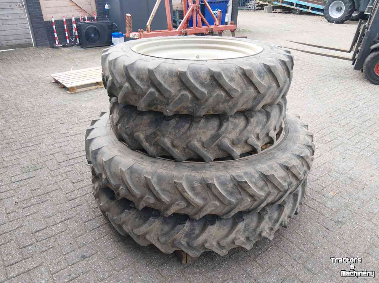 Räder, Reifen, Felgen & Distanzringe Massey Ferguson Cultuur wielen 270/95 R48 270/95 R32