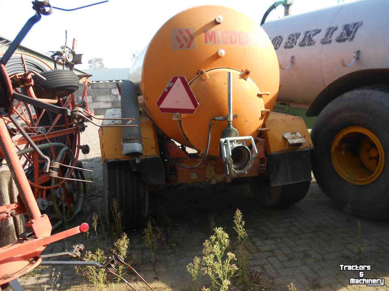 Gülletankwagen / Güllefässer Miedema 8000