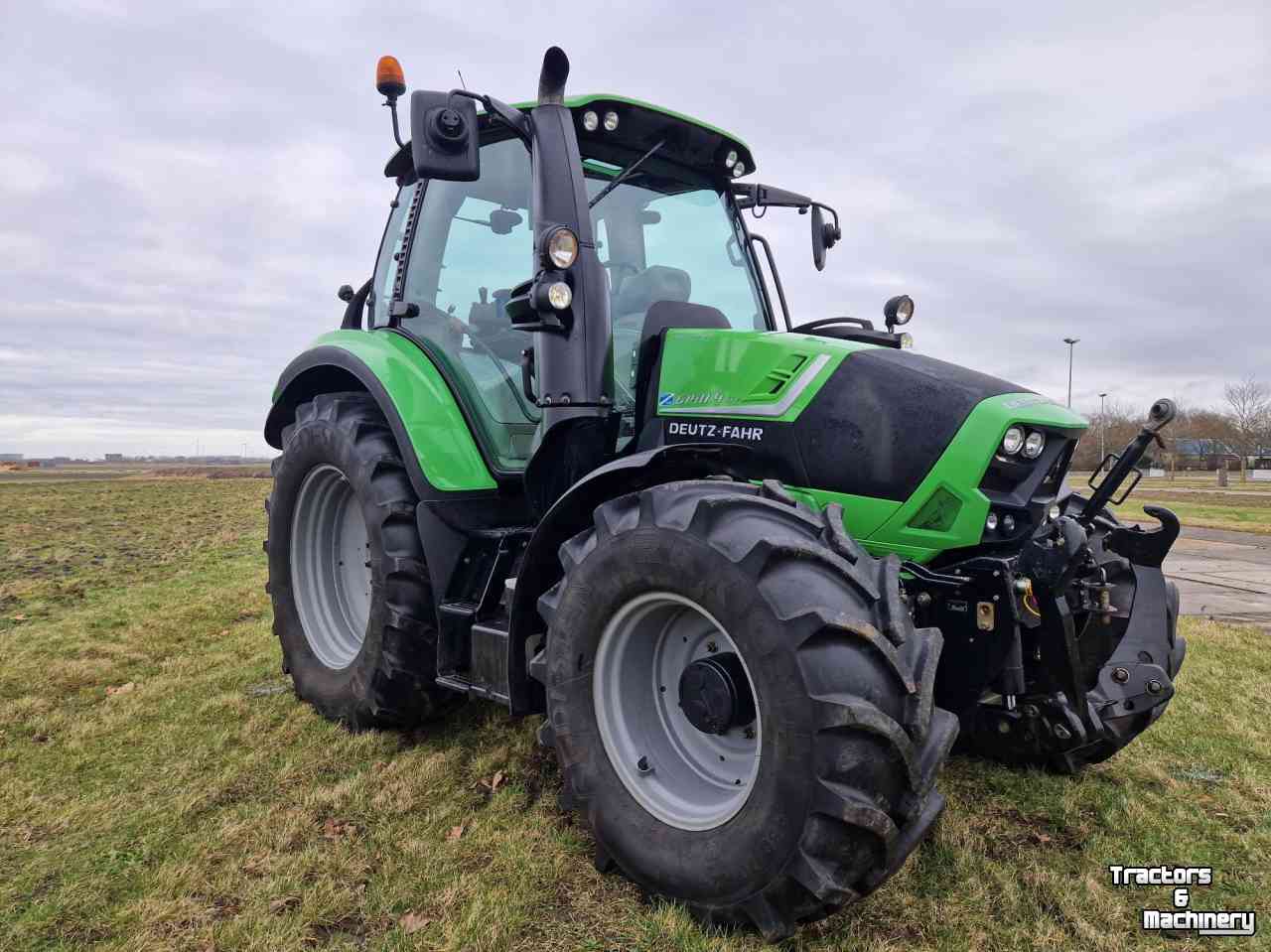 Schlepper / Traktoren Deutz-Fahr Agrotron 6140.4 ttv