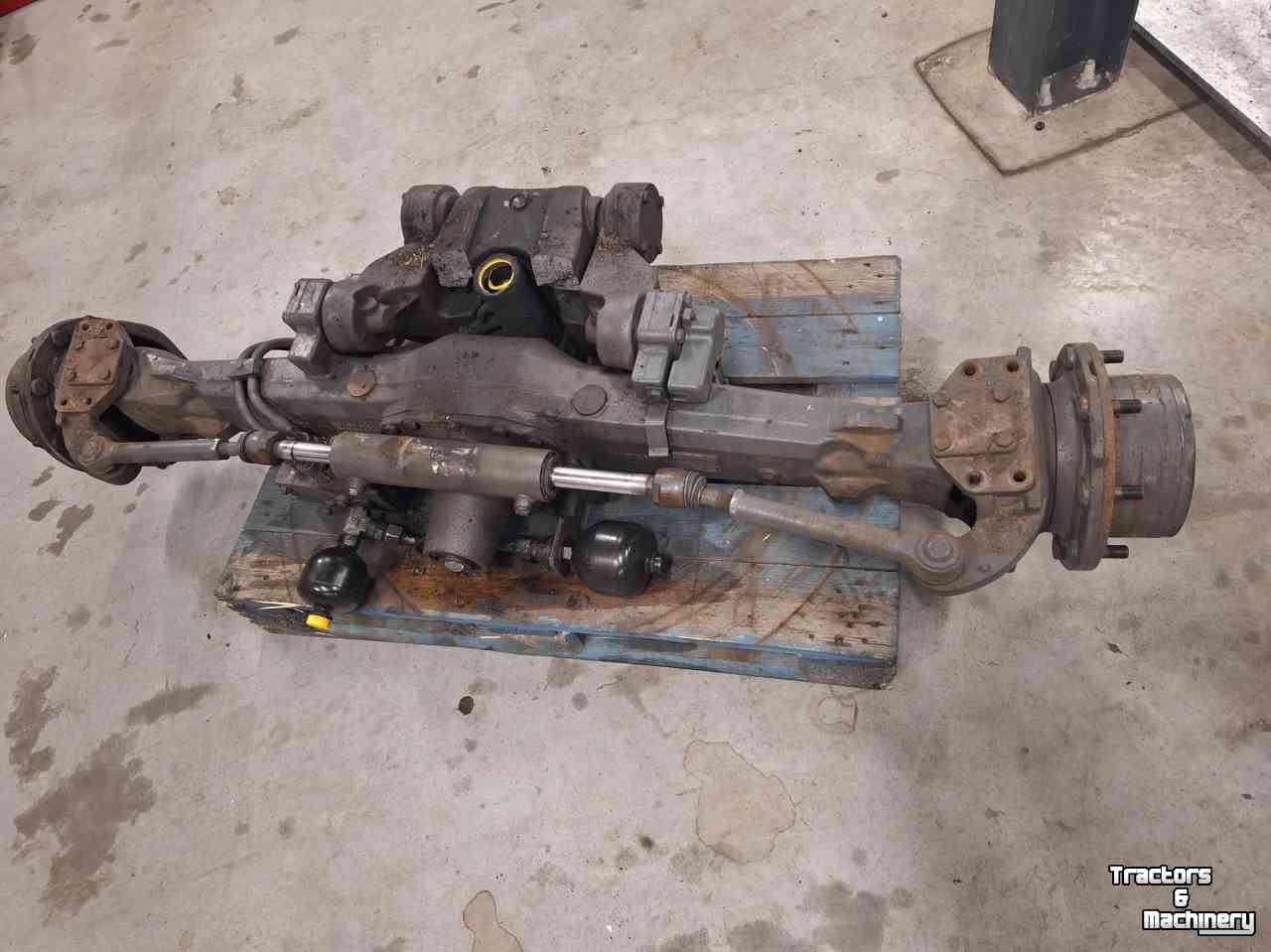 Gebrauchte Teile für Traktoren Massey Ferguson Dana 735/607 vooras defect
