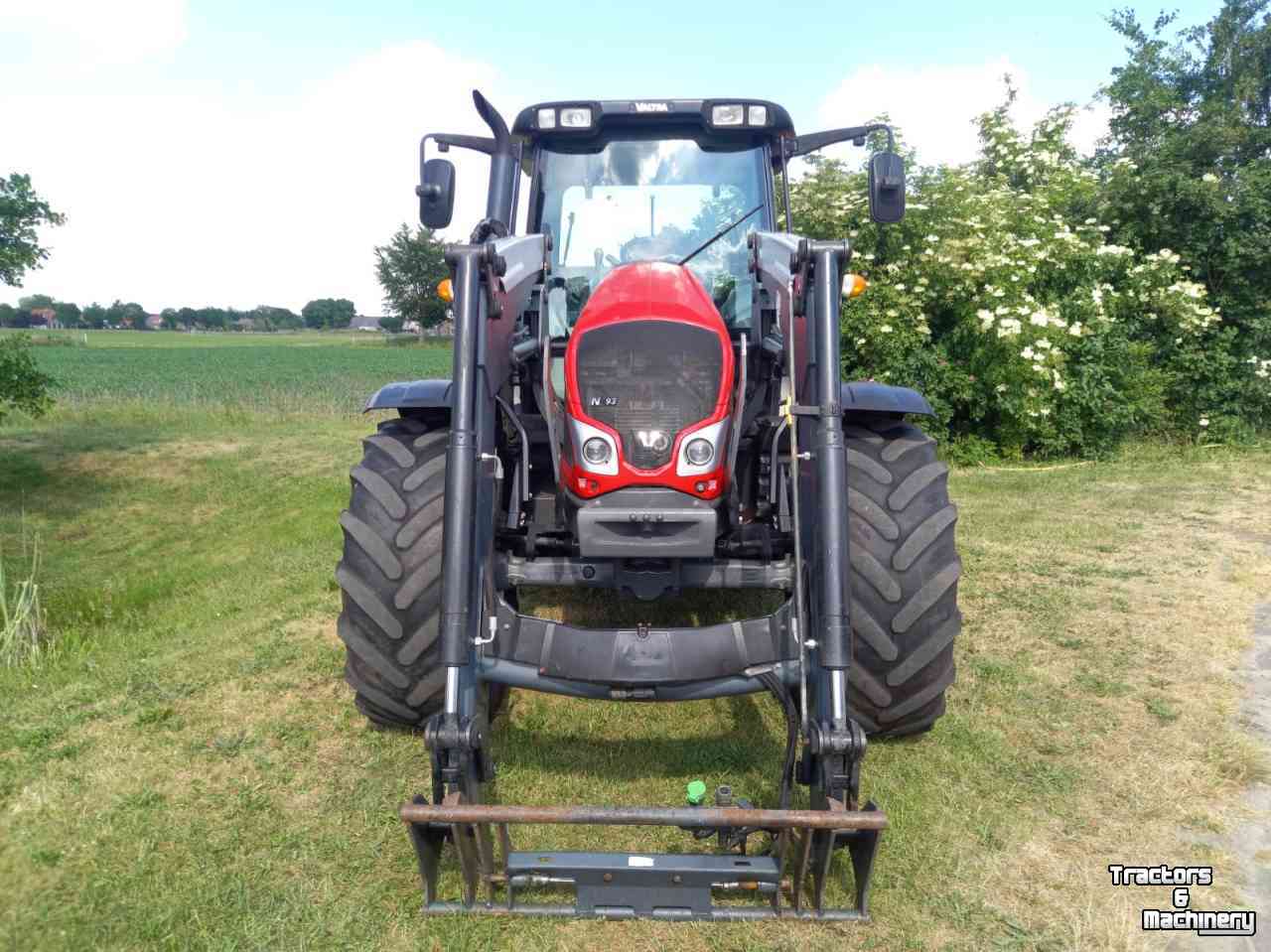 Schlepper / Traktoren Valtra N93