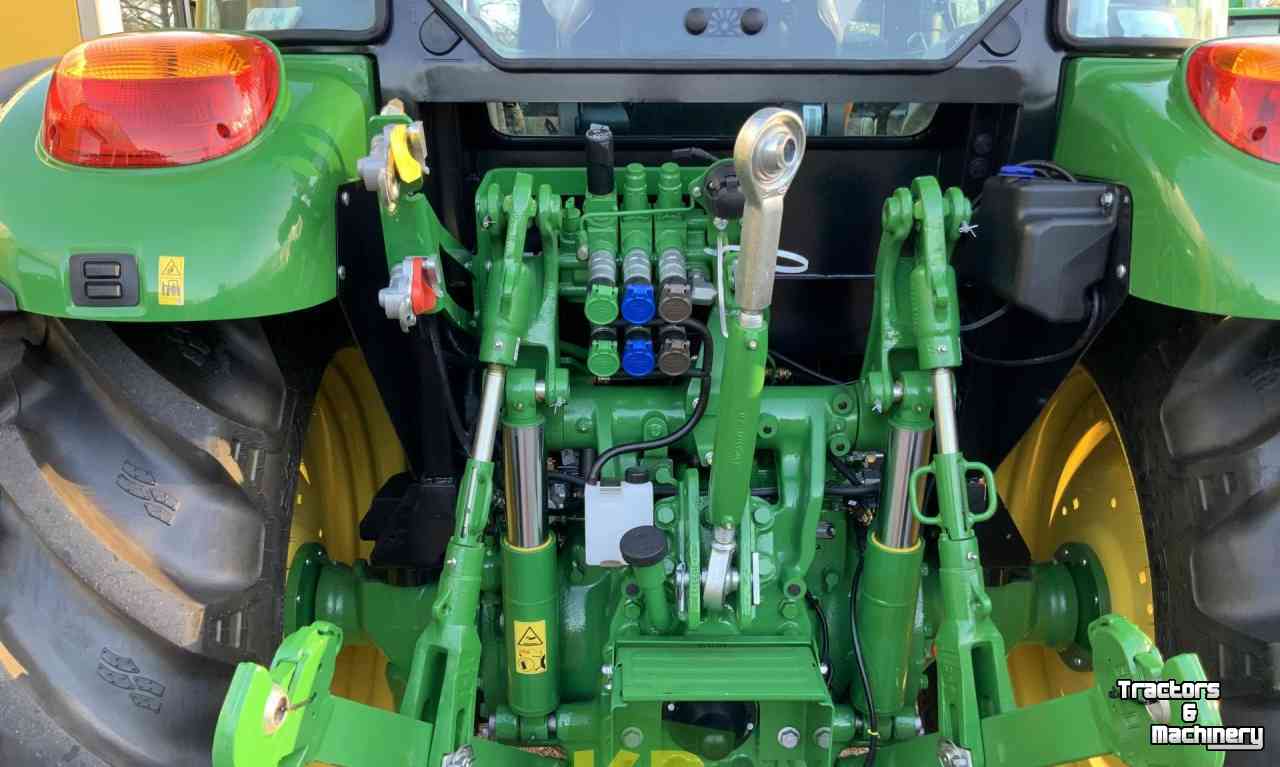 Schlepper / Traktoren John Deere 5115M