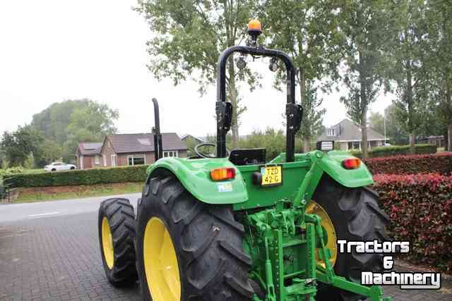 Schlepper / Traktor John Deere 5065E 4WD
