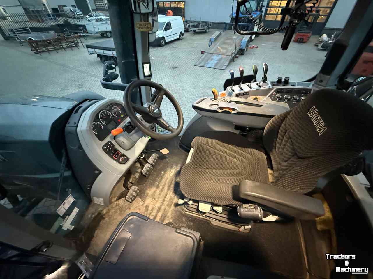 Schlepper / Traktor Valtra T214