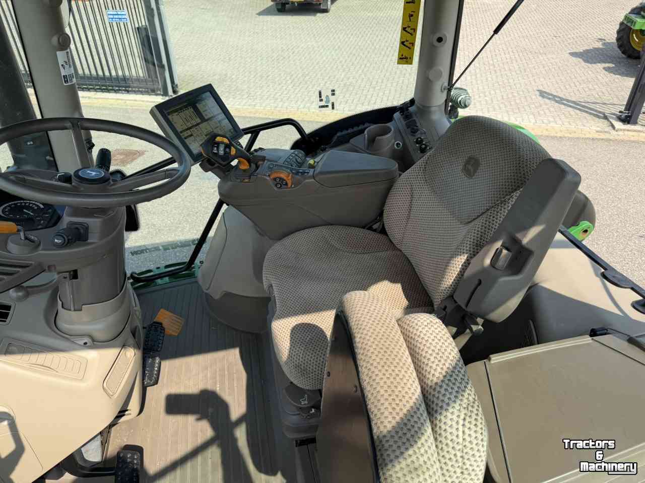 Schlepper / Traktor John Deere 6130R 50 KM Command pro