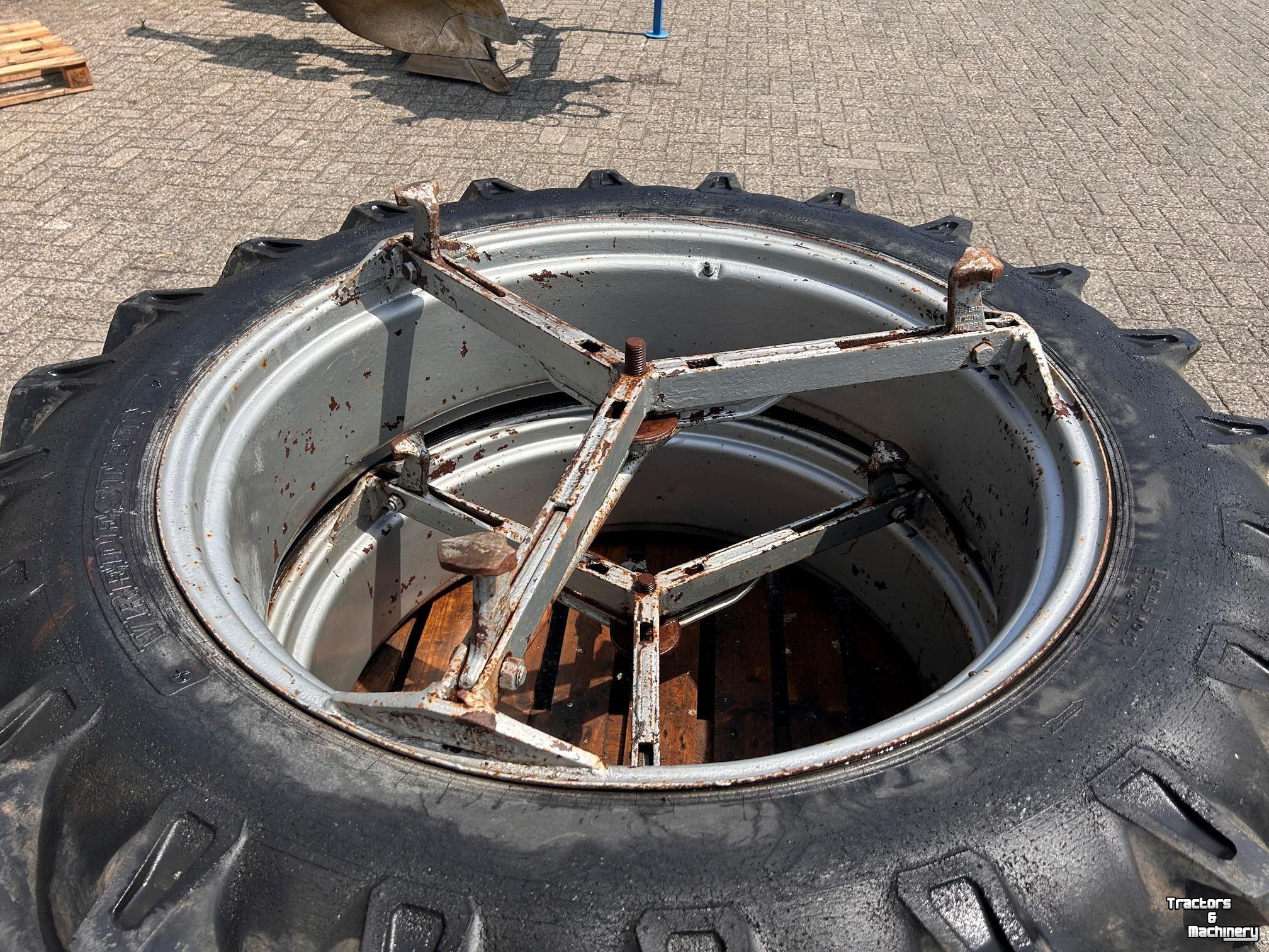 Räder, Reifen, Felgen & Distanzringe Vredestein 13.6X38 dubbellucht 3 ster molcon