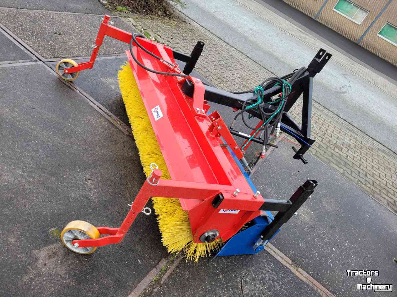 Kehrmaschine  Veegmachine 1.25 mtr aftakas aandrijving en  opvangbak