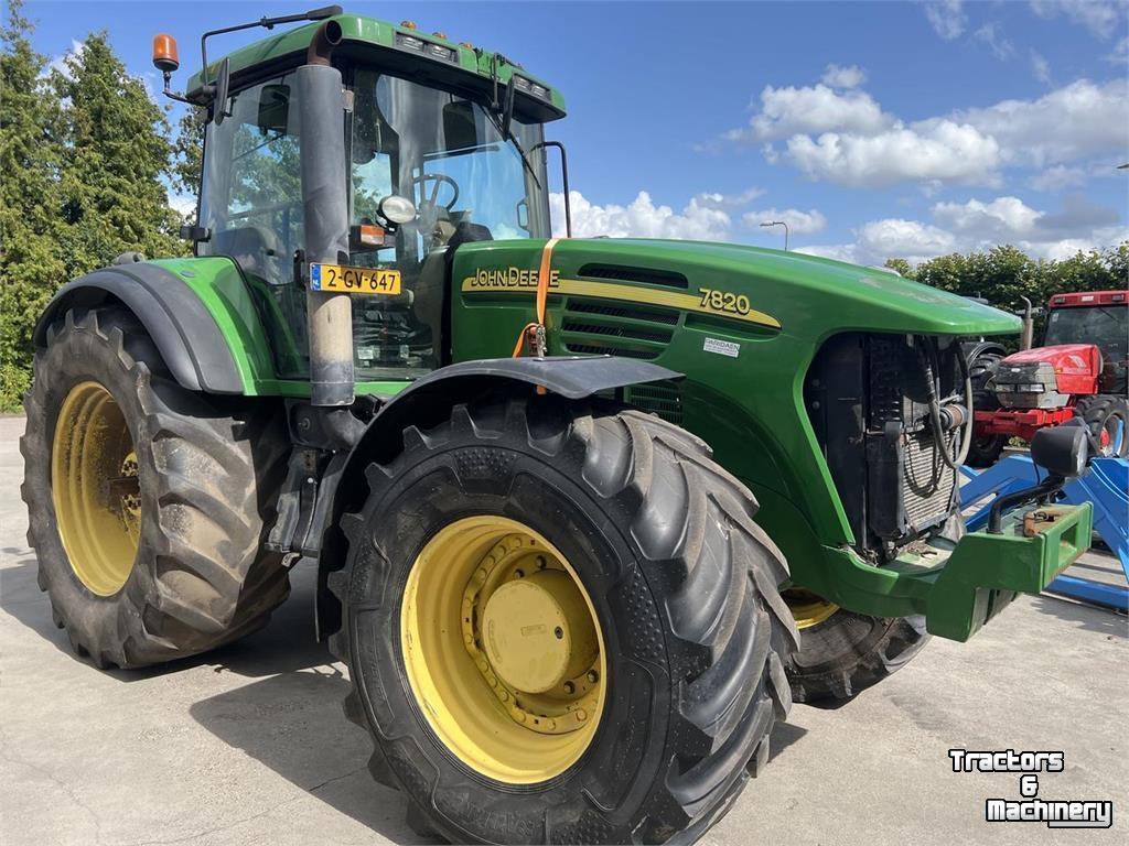 Schlepper / Traktor John Deere 7020 Series