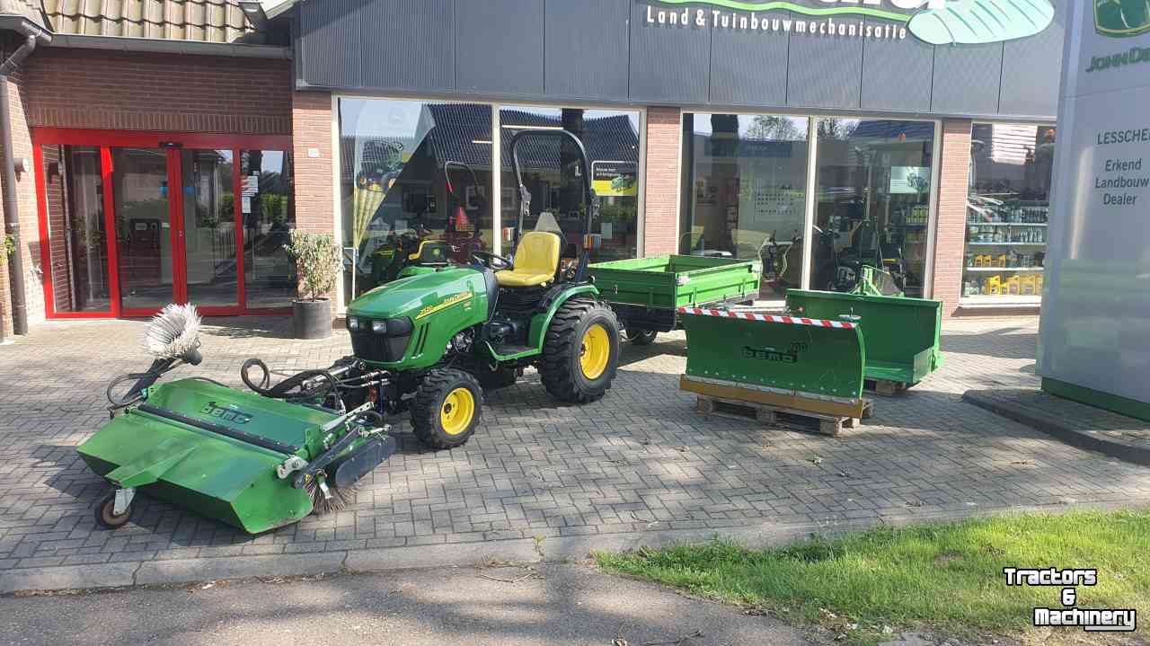 Schlepper / Traktoren John Deere 2520