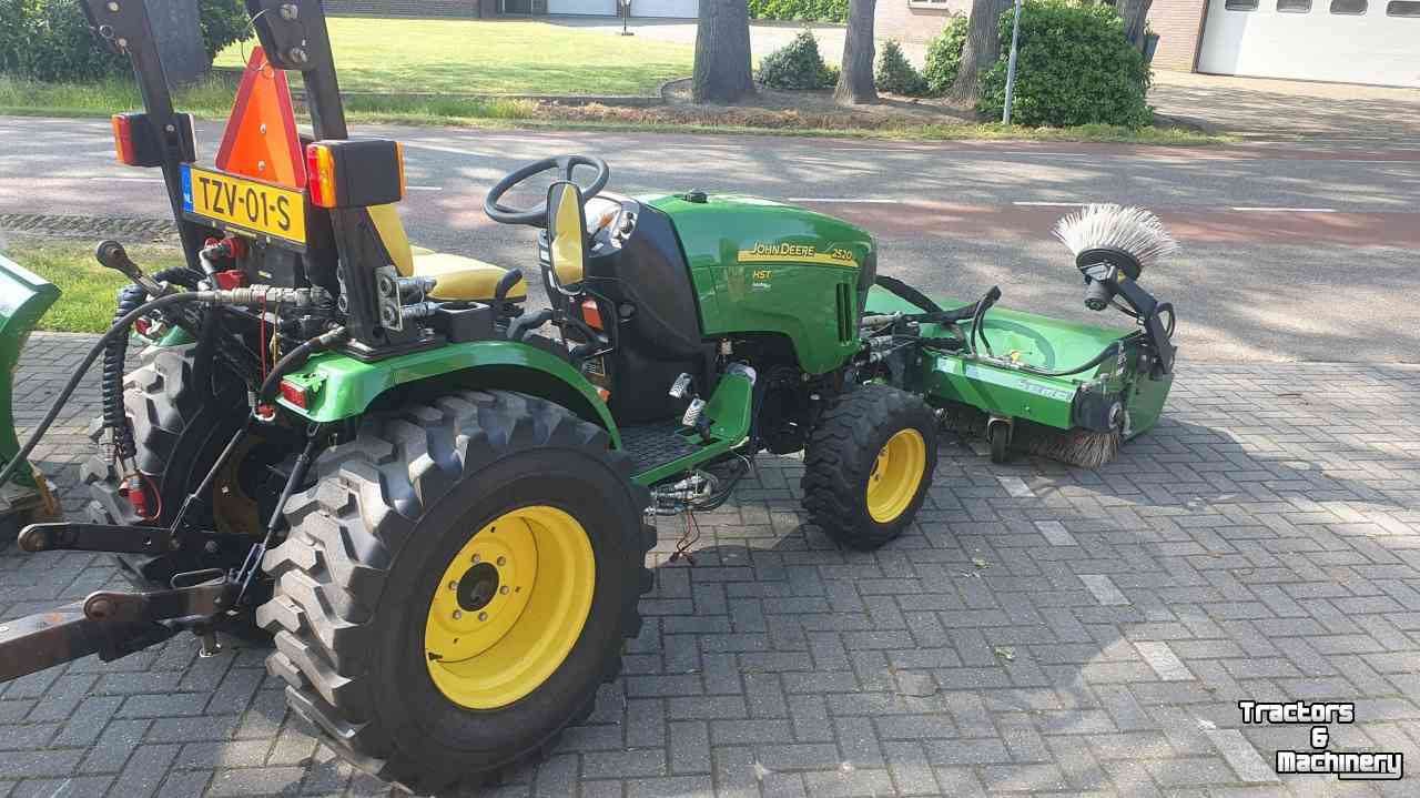 Schlepper / Traktoren John Deere 2520
