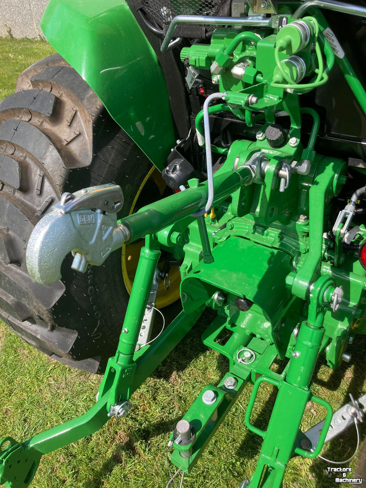 Schlepper / Traktor John Deere 3039R