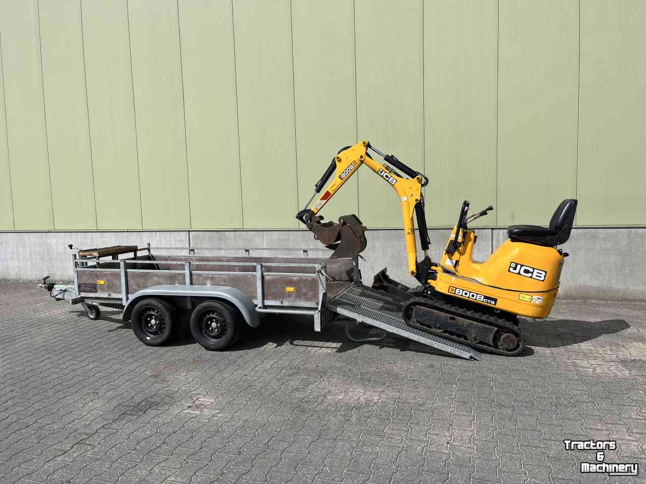 Minibagger JCB Micrograafmachine JCB 8008 CTS met machinetransporter