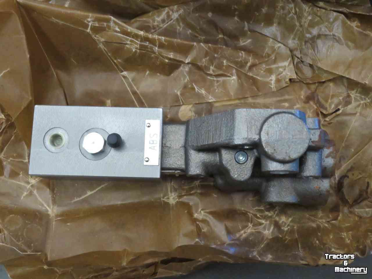 Schlepper / Traktor New Holland NewH T7.xxx Case-IH Puma ABS Hydr Remventiel CNH parts nr:47584635