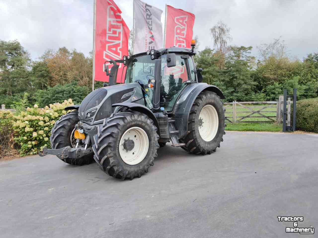 Schlepper / Traktor Valtra N134 Direct