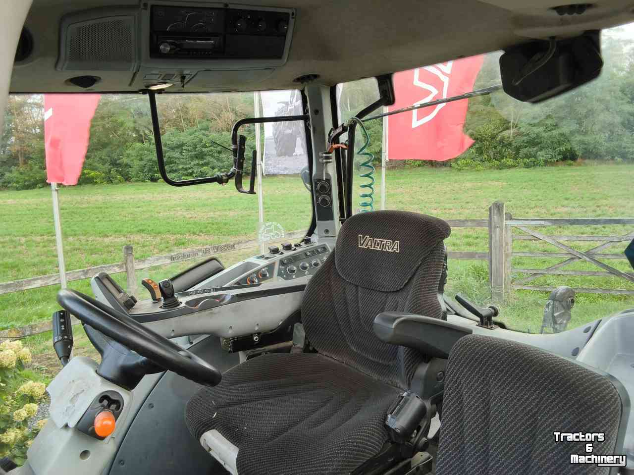 Schlepper / Traktor Valtra N134 Direct