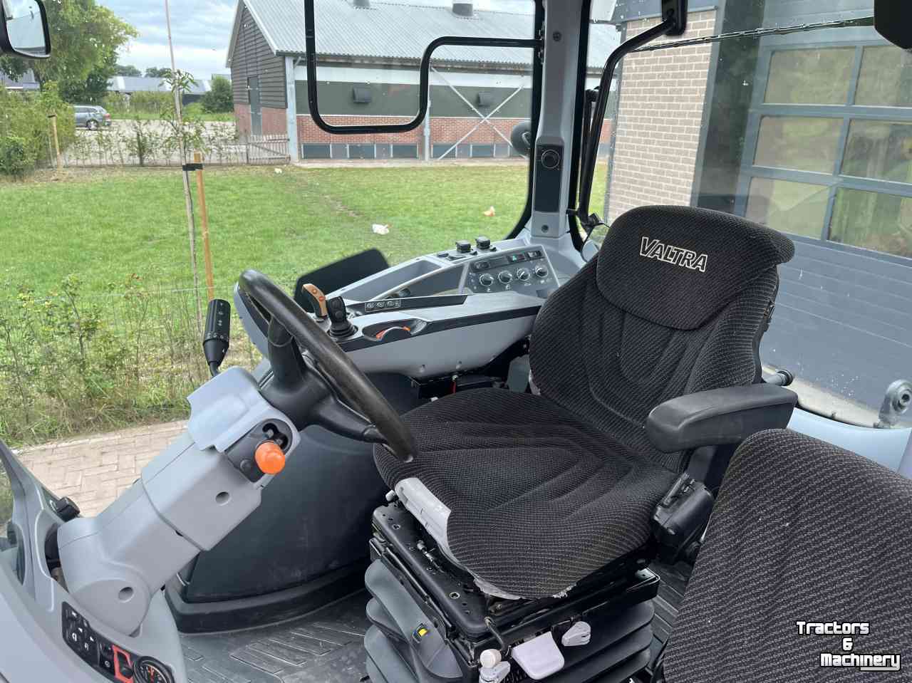 Schlepper / Traktor Valtra N174