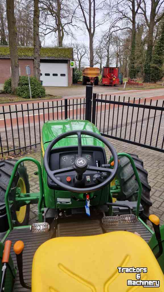Schlepper / Traktor John Deere 5055E