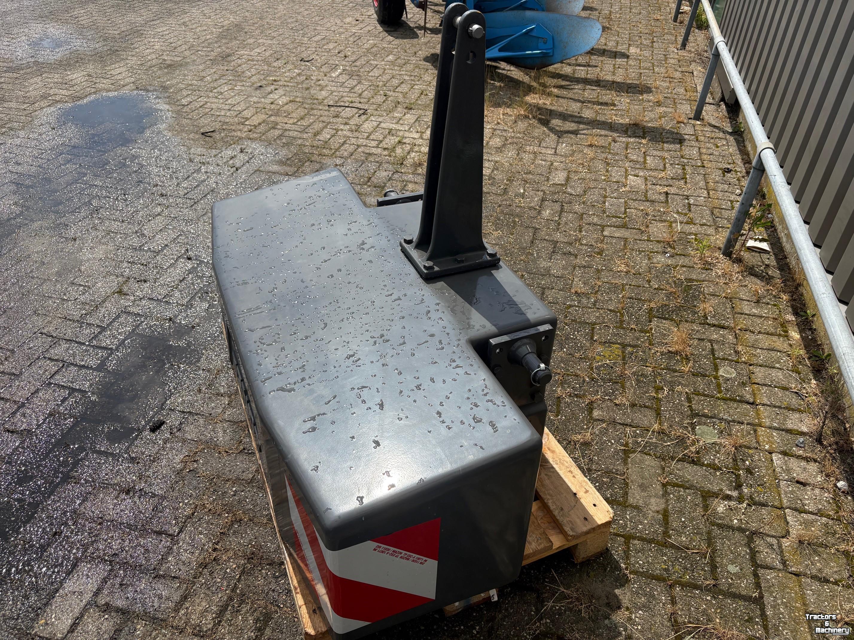 Sonstiges Maschinen für Strassen-, Strassenrand- und Grabeninstandhaltung  Fendt 2500kg frontgewicht
