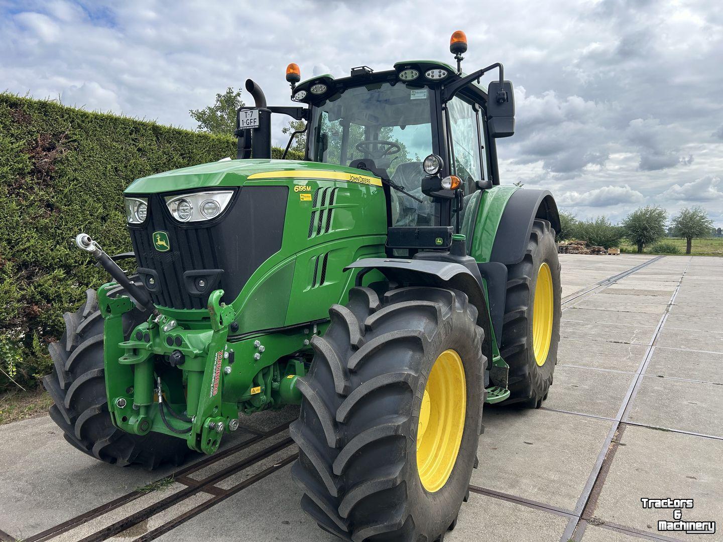 Schlepper / Traktor John Deere 6195M