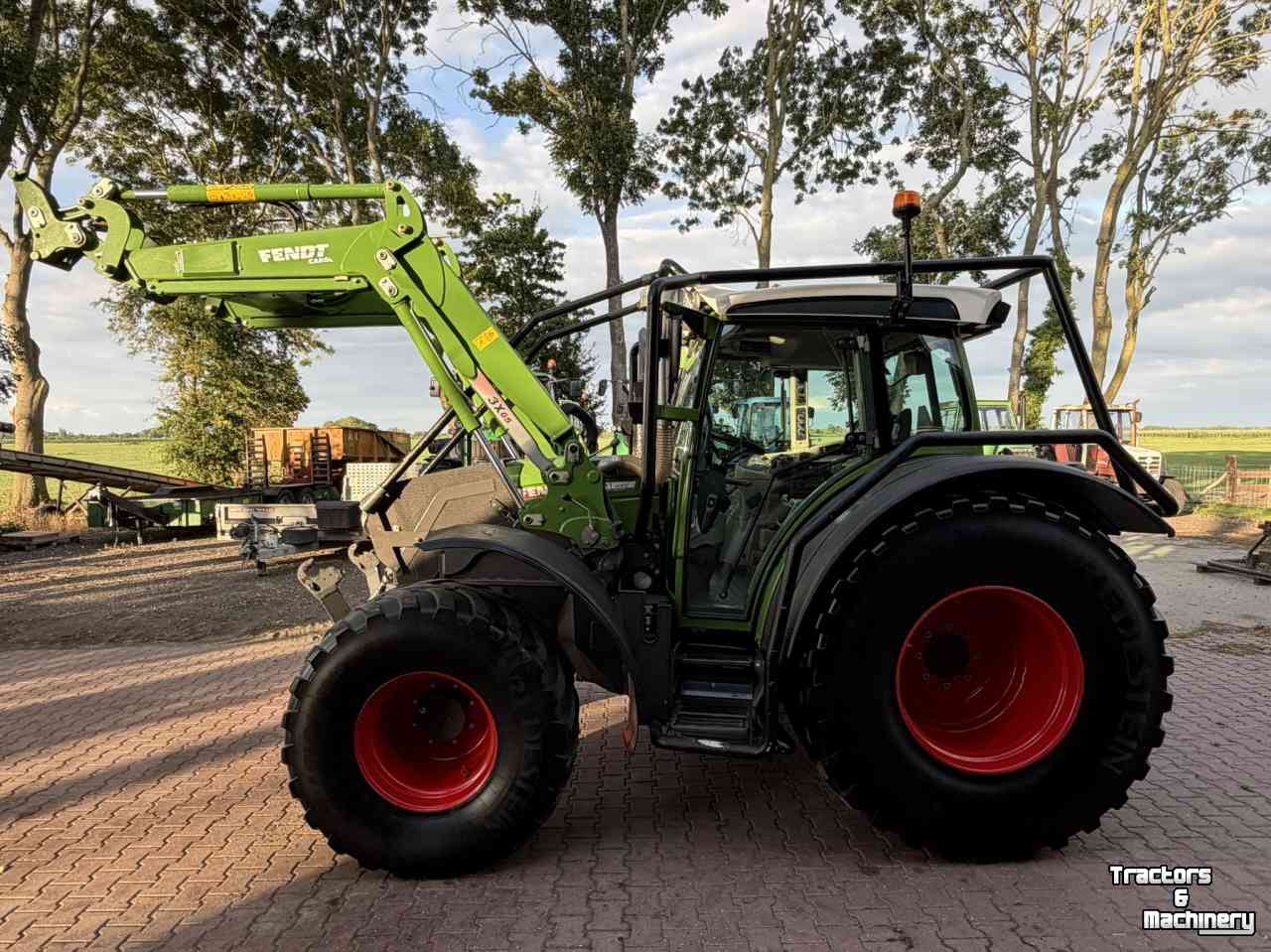 Schlepper / Traktor Fendt 211 Vario met bosbouwbescherming / forestry protection