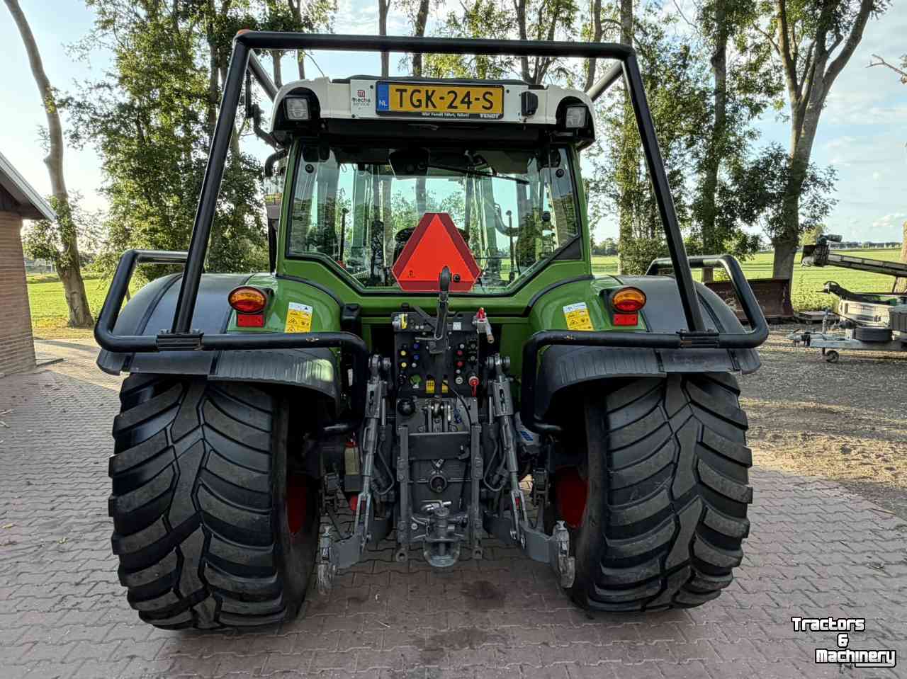 Schlepper / Traktor Fendt 211 Vario met bosbouwbescherming / forestry protection