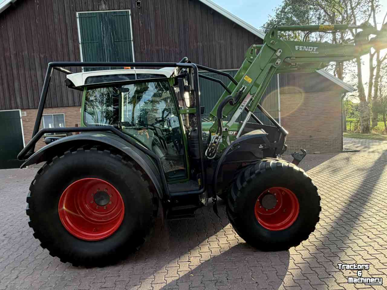 Schlepper / Traktor Fendt 211 Vario met bosbouwbescherming / forestry protection
