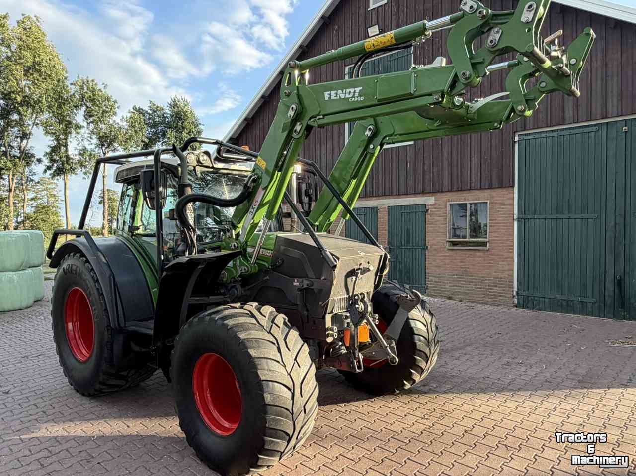 Schlepper / Traktor Fendt 211 Vario met bosbouwbescherming / forestry protection
