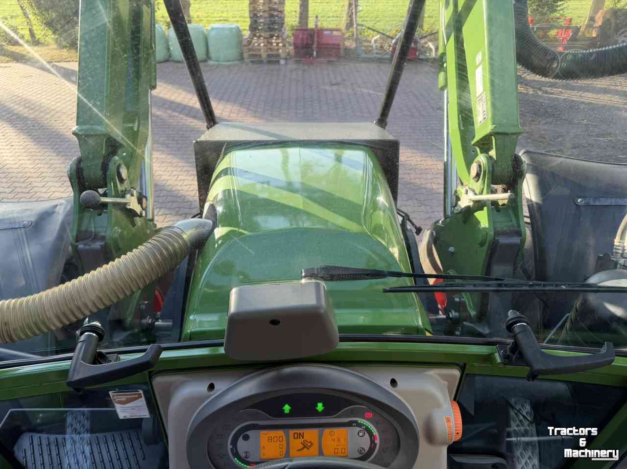 Schlepper / Traktor Fendt 211 Vario met bosbouwbescherming / forestry protection