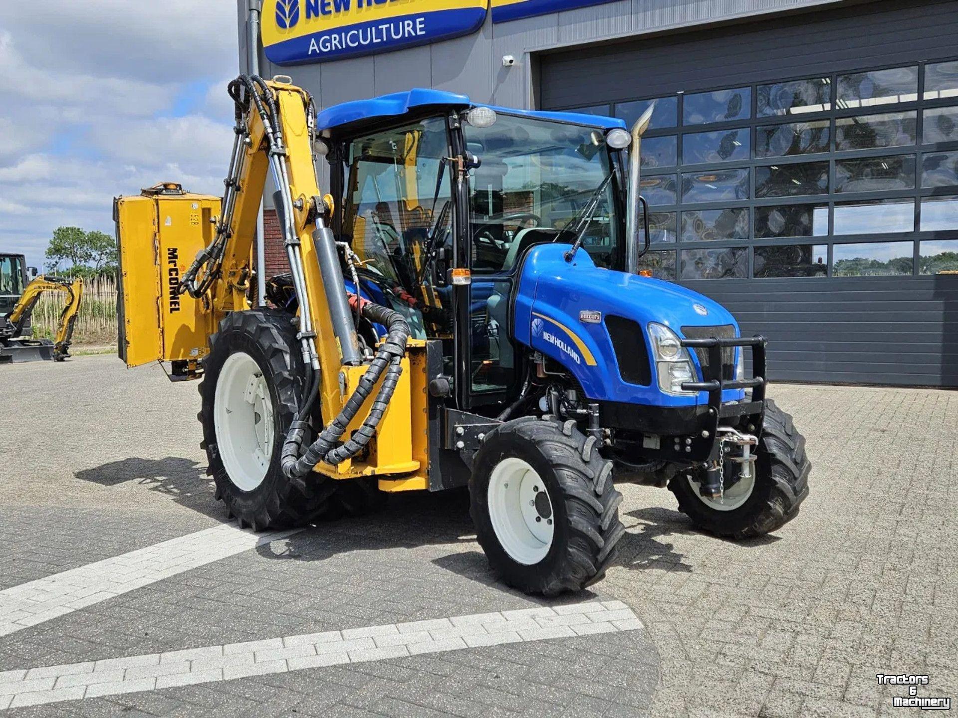Obsttraktor New Holland Boomer 3050 met Bos Maaiarm
