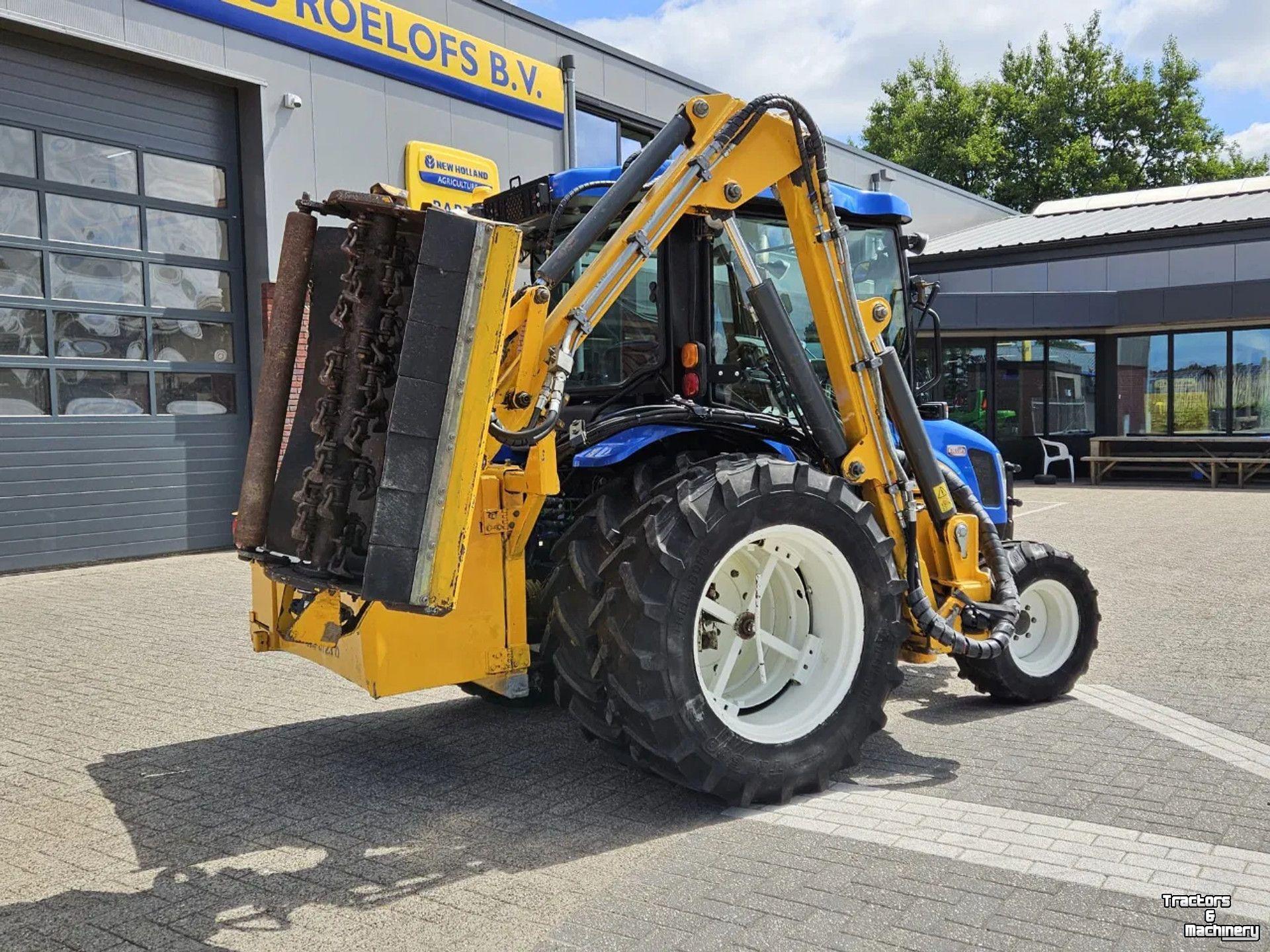 Obsttraktor New Holland Boomer 3050 met Bos Maaiarm