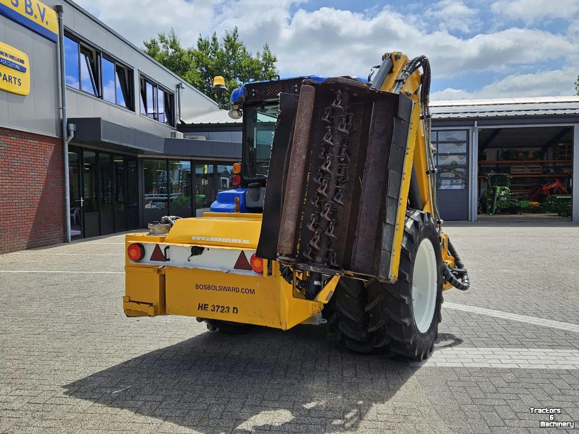 Obsttraktor New Holland Boomer 3050 met Bos Maaiarm