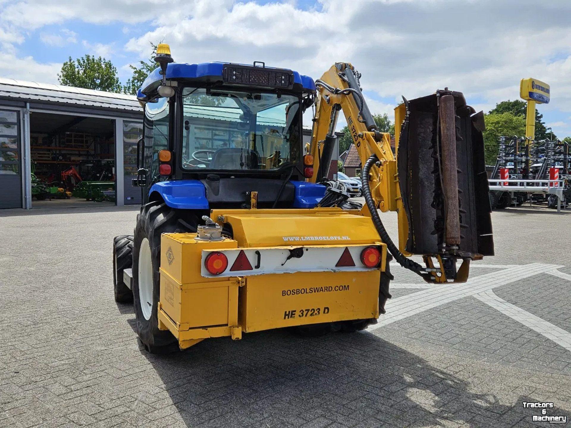 Obsttraktor New Holland Boomer 3050 met Bos Maaiarm