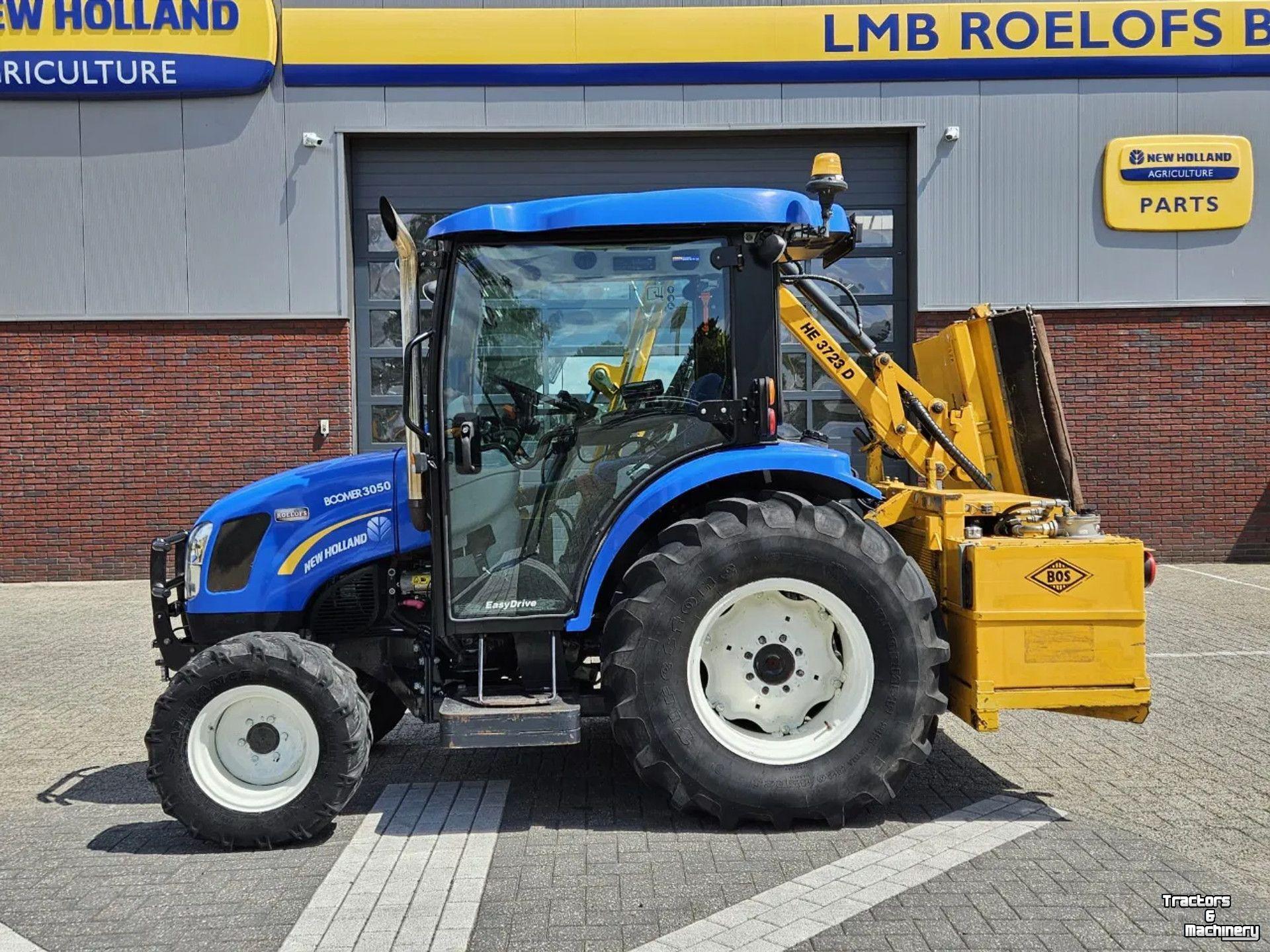 Obsttraktor New Holland Boomer 3050 met Bos Maaiarm