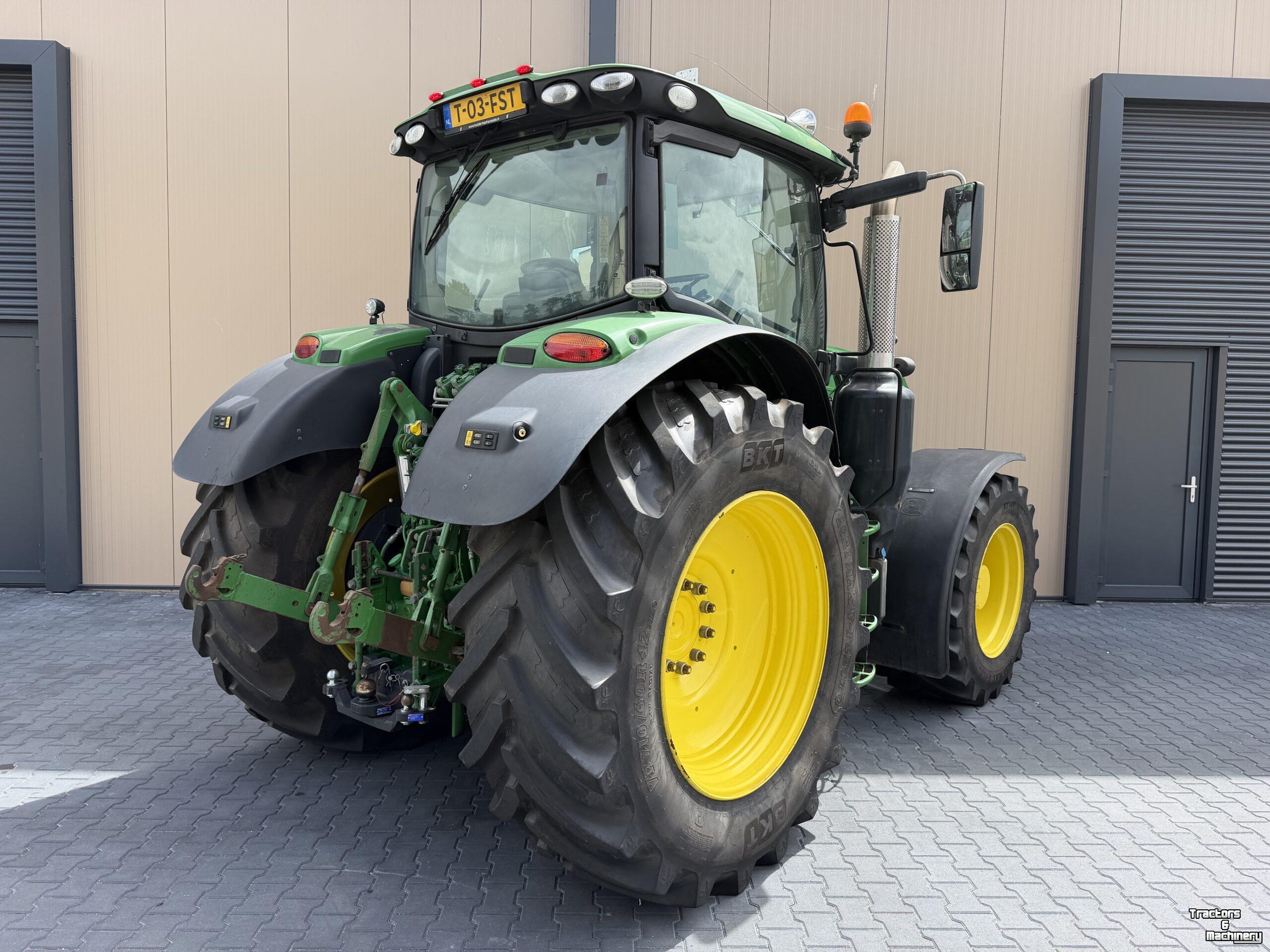 Schlepper / Traktor John Deere 6215R