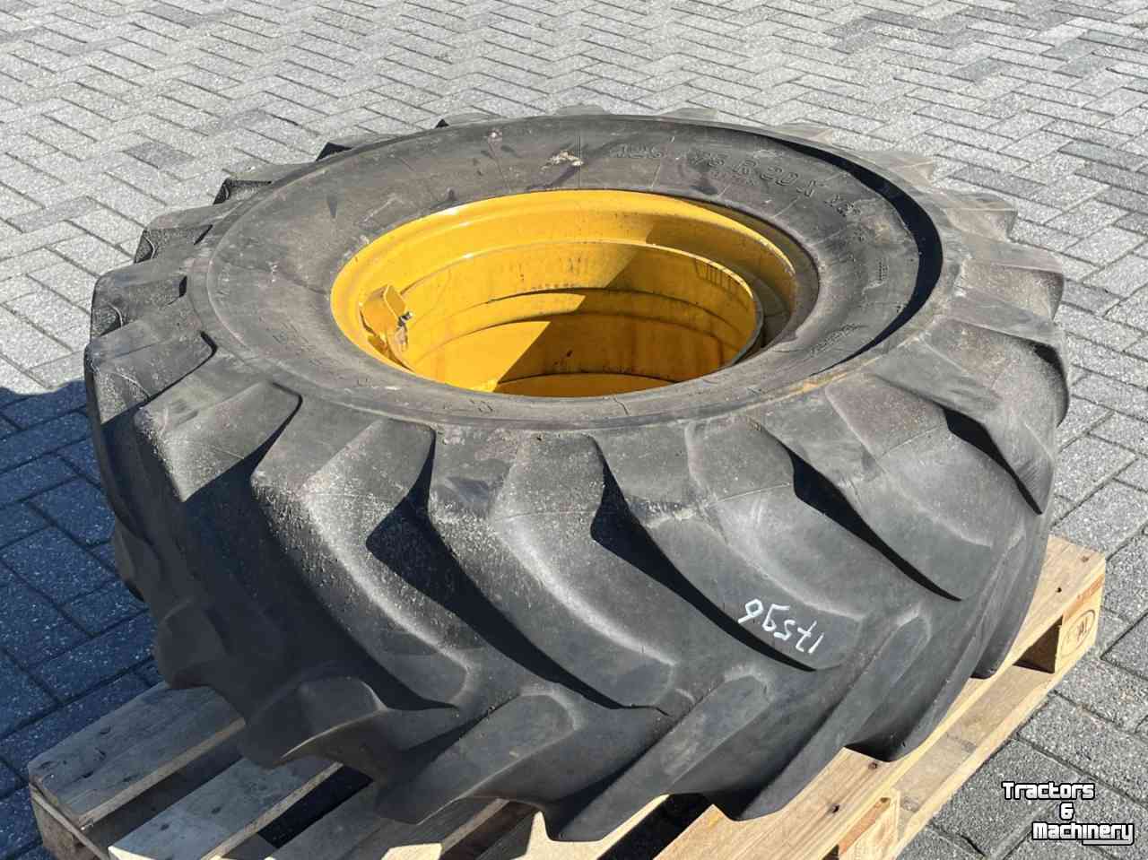 Räder, Reifen, Felgen & Distanzringe  425/75R20 Dubbellucht 20"
