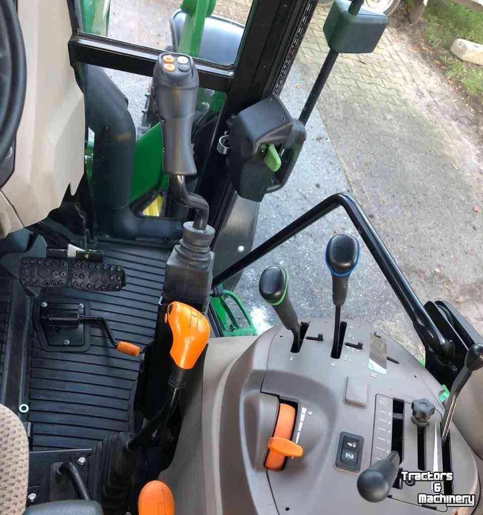 Gartentraktoren John Deere 5058E 24F/12R PR Compact Tractor