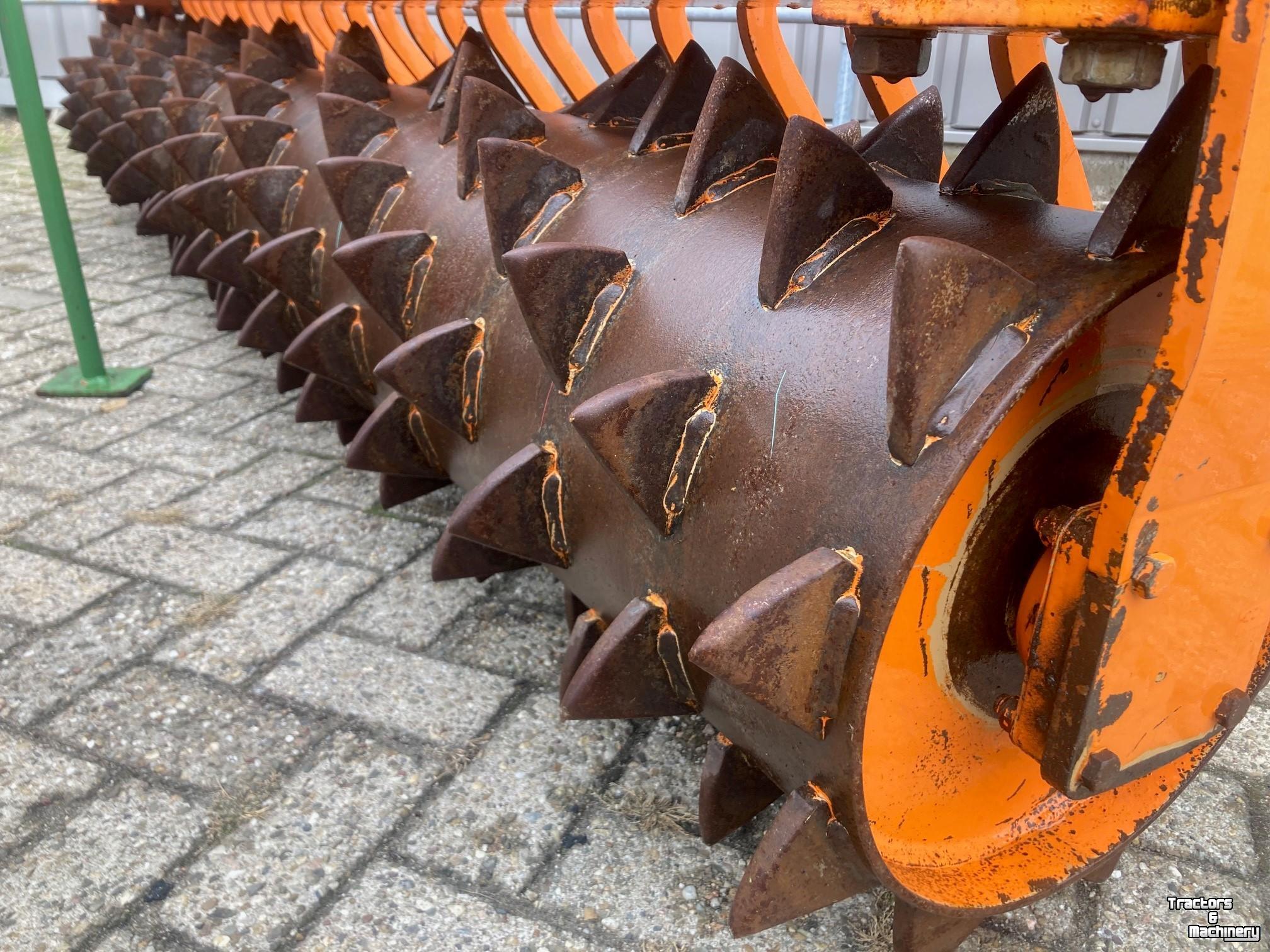 Grubber Cappon cultivator met pakkerrol