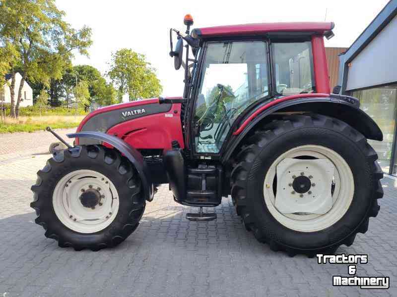Schlepper / Traktor Valtra N121 HiTech