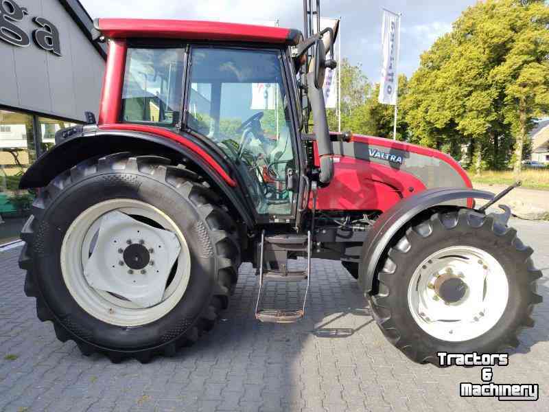 Schlepper / Traktor Valtra N121 HiTech
