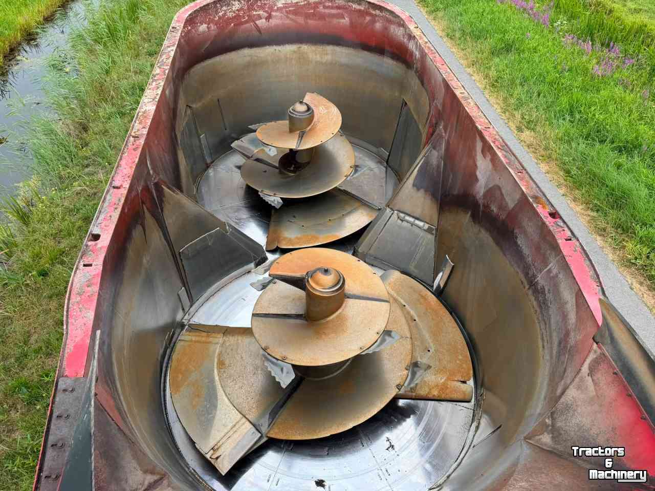Selbstfahrende Futtermischwagen Trioliet Trioliet Triotrac 2 L2000 Zelfrijdende voermengwagen midejo