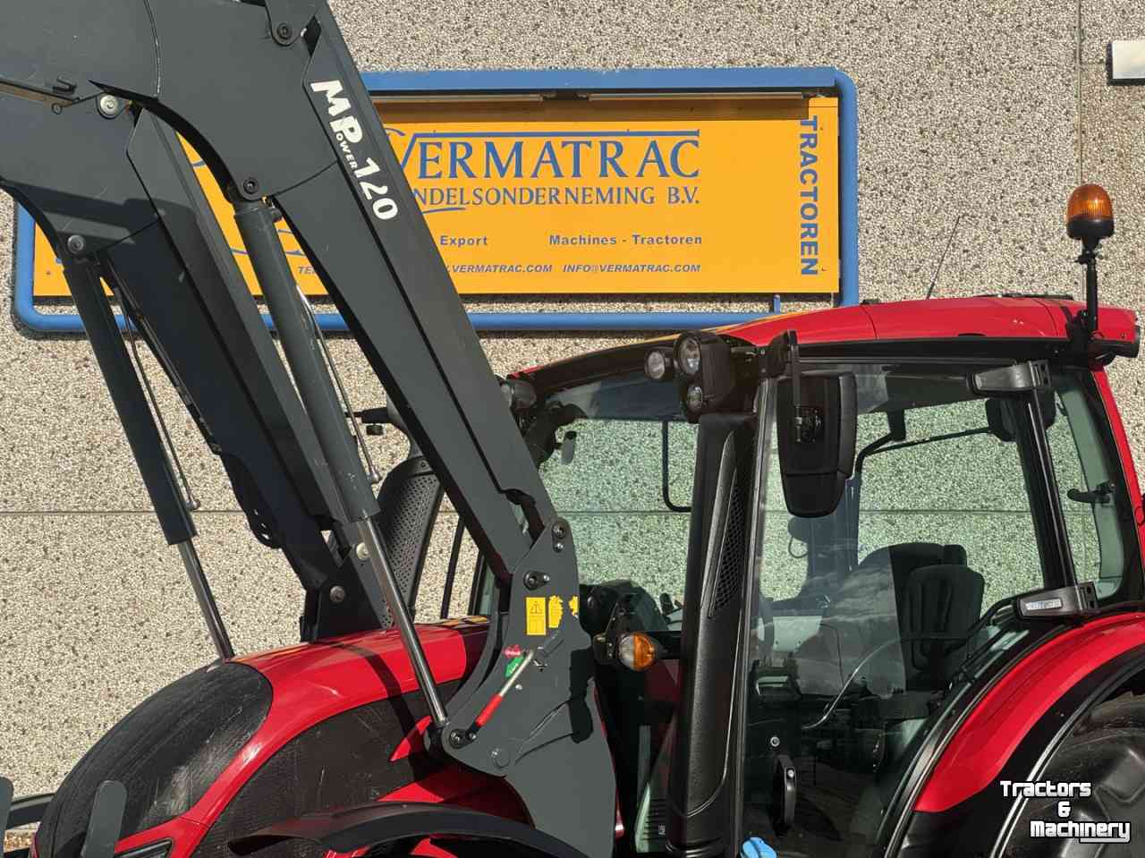 Schlepper / Traktor Valtra N 134Active Hitech vol geveerd lucht Frontlader Manip 120  3692u