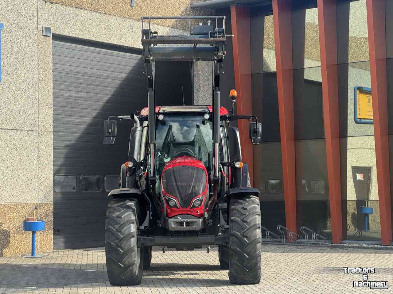 Schlepper / Traktor Valtra N 134Active Hitech vol geveerd lucht Frontlader Manip 120  3692u
