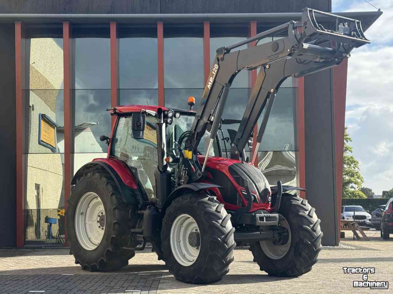 Schlepper / Traktor Valtra N 134Active Hitech vol geveerd lucht Frontlader Manip 120  3692u