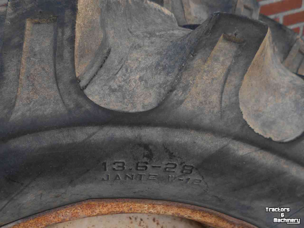 Räder, Reifen, Felgen & Distanzringe International 13.6-r28