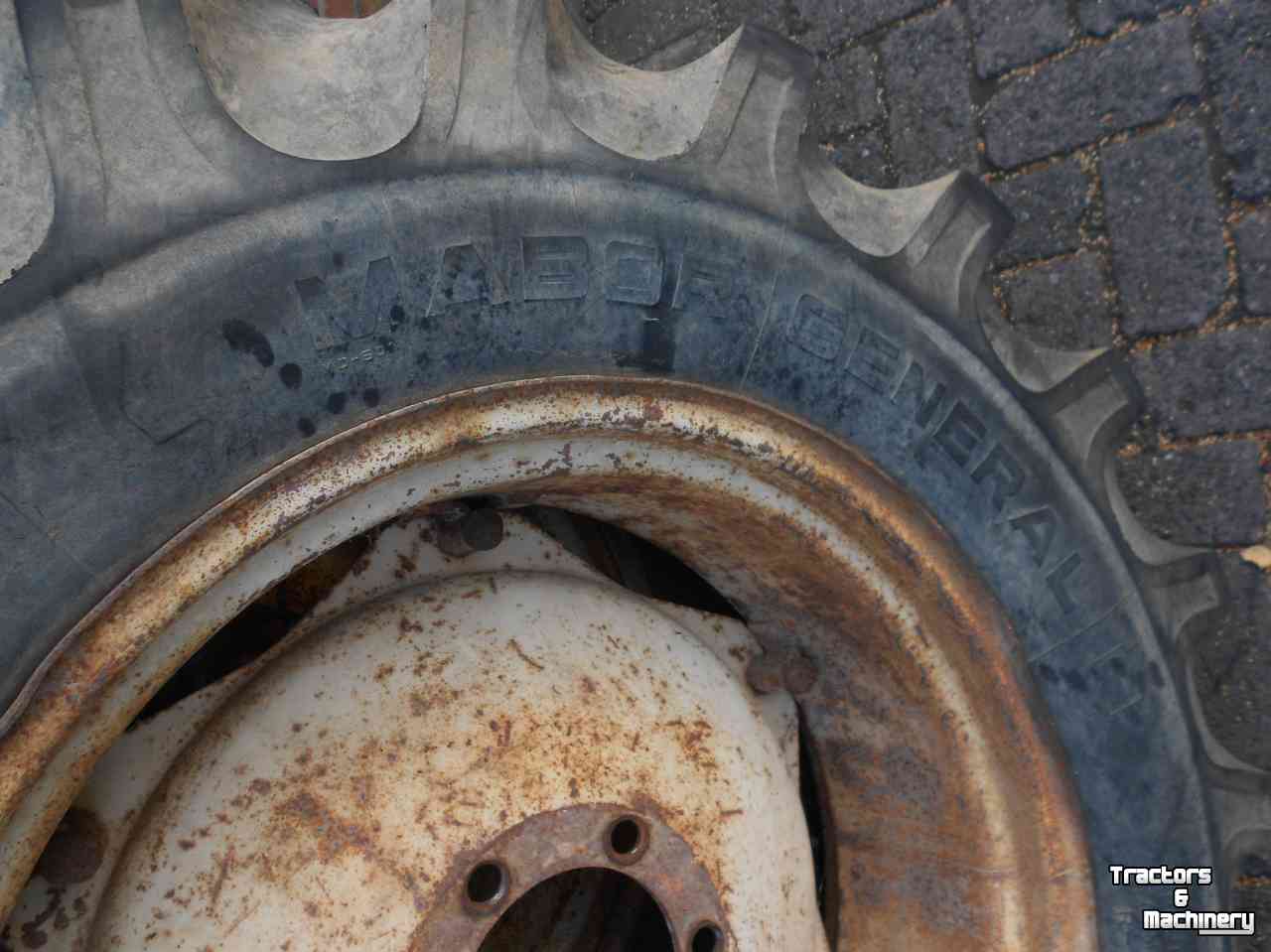 Räder, Reifen, Felgen & Distanzringe International 13.6-r28