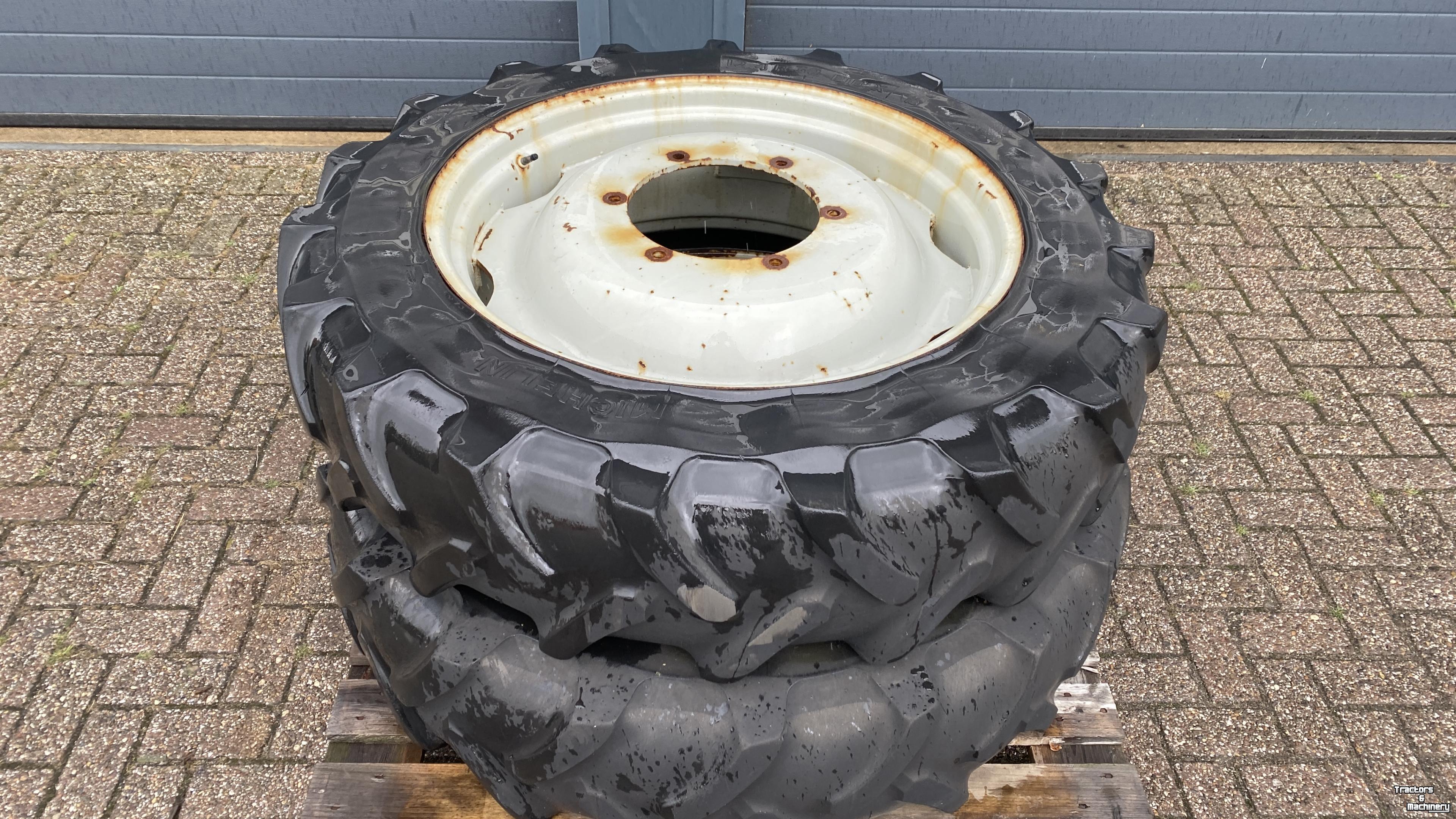 Räder, Reifen, Felgen & Distanzringe Michelin 12.4R32 op 6 gaats velg